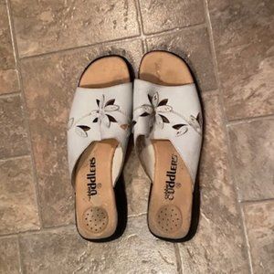 Cabbie Cuddlers Ladies Floral White Sandals Size 10